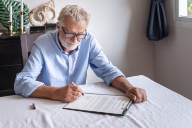 Die Form eines Testament durch zwei Aufkleber begründete Zweifel an dem letzten „Willen“.