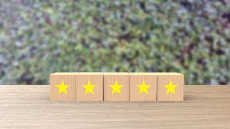 Im Rahmen eines gerichtlichen Eilverfahrens wurde Google im konkreten Fall zur Löschung von Negativ-Bewertungen aufgefordert.