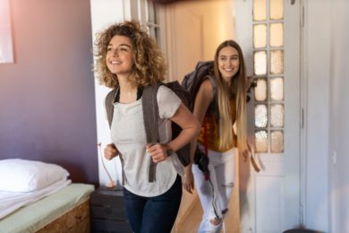 Privatleute, die bei Airbnb als Vermieter auftreten + Wohnraum zur Verfügung stellen, müssen alle Einnahmen daraus versteuern.