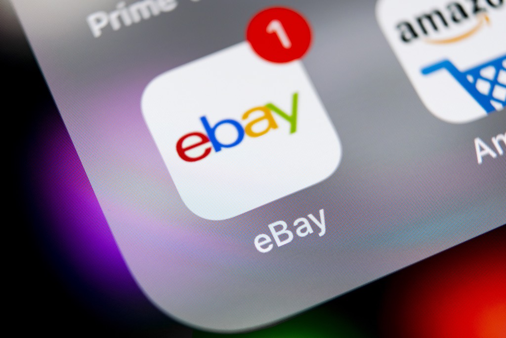Der Betreiber eines Online-Marktplatzes – also eben auch Ebay – muss nach dem Hinweis auf eine klare Rechtsverletzung das konkrete Angebot unverzüglich sperren.
