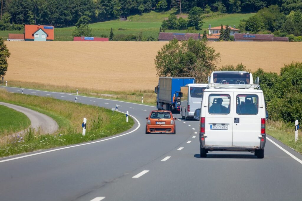 Gefahren des Kolonnenspringen und die Verantwortung des Überholenden, die Verkehrslage richtig einzuschätzen