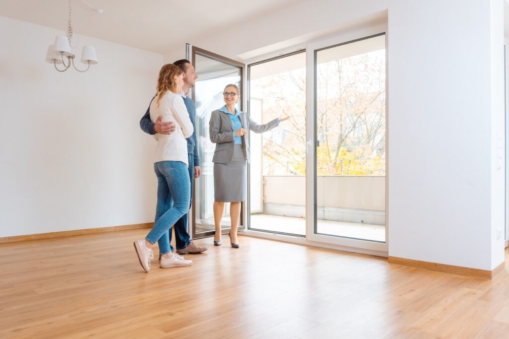Die Kündigung des Vertrags und die Verweigerung jeder weiteren Unterstützung beim Immobilienkauf bewerteten die Richter als treuwidrig.