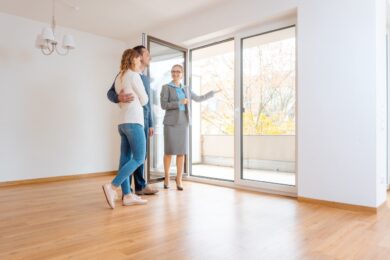 Die Kündigung des Vertrags und die Verweigerung jeder weiteren Unterstützung beim Immobilienkauf bewerteten die Richter als treuwidrig.