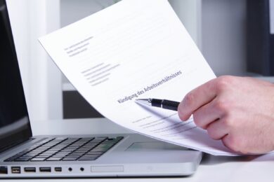 Gekündigte Arbeitnehmer, die ihr Arbeitgeber von der Arbeit freistellt, haben keine Verpflichtung, sich sofort um einen neuen Arbeitsplatz zu bemühen.