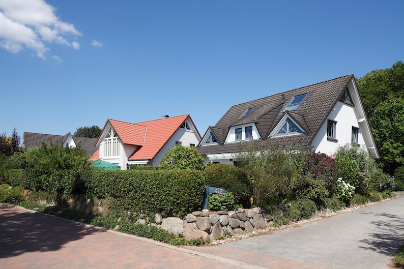 Der Zweck, zu dem jemand sein Grundstück anfährt, spielt für die Berechtigung zum Überqueren des Nachbargrundstücks keine Rolle.