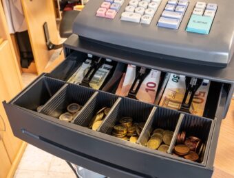 Der Verkauf von Waren ohne Erfassung im Kassensystem stellt grundsätzlich einen Grund für die fristlose Kündigung dar.