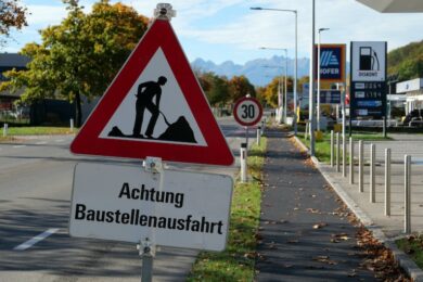 In der Urteilsbegründung stellte das Gericht fest, dass der Baulogistikdienstleister die sogenannte Verkehrssicherungspflicht für das Schild trug.
