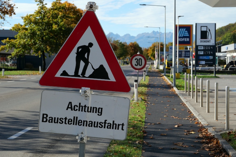 In der Urteilsbegründung stellte das Gericht fest, dass der Baulogistikdienstleister die sogenannte Verkehrssicherungspflicht für das Schild trug.