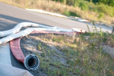 Gemeinden dürfen Feuerwehrgebühren und Feuerwehreinsatzkosten regelmäßig dann geltend machen, wenn der Einsatz durch vorsätzliches oder grob fahrlässiges Verhalten verursacht wurde.