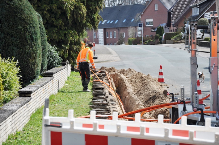 Die Laufzeit eines Vertrages beginnt stets mit dem Zeitpunkt des Vertragsschlusses. Das gilt auch dann, wenn die eigentliche Leistung – also die Bereitstellung des Glasfaseranschlusses – erst später erfolgt.